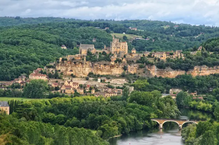 le château de beynac en dordogne