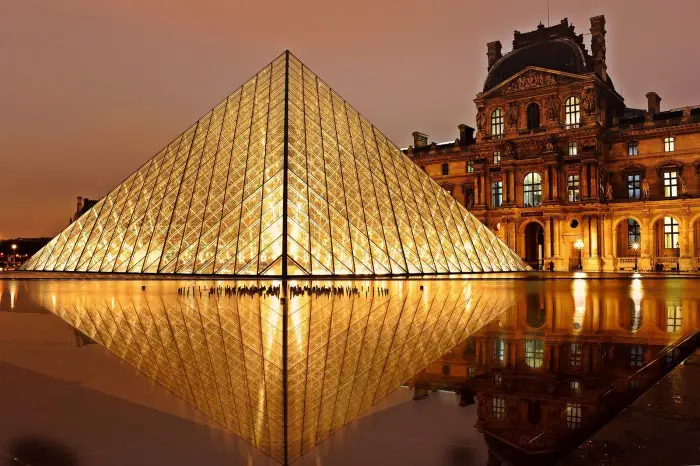 Pyramide du Louvre à Paris